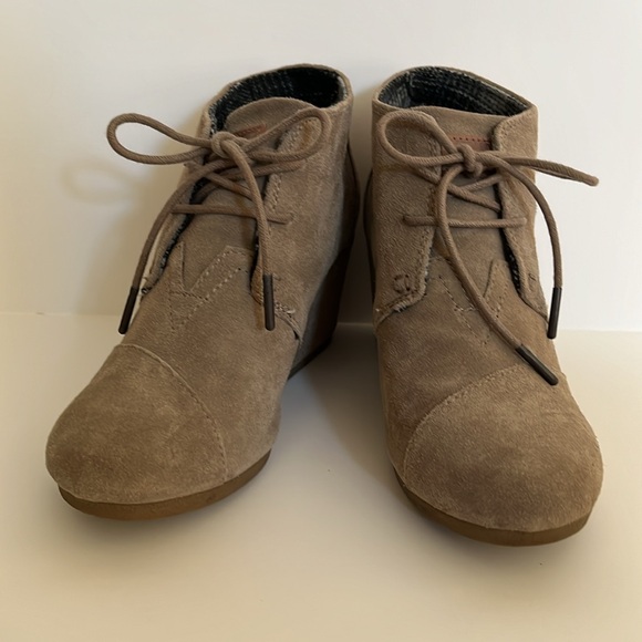 Toms Women's Desert Wedge Taupe Suede Booties - Size 6 - Picture 2 of 14